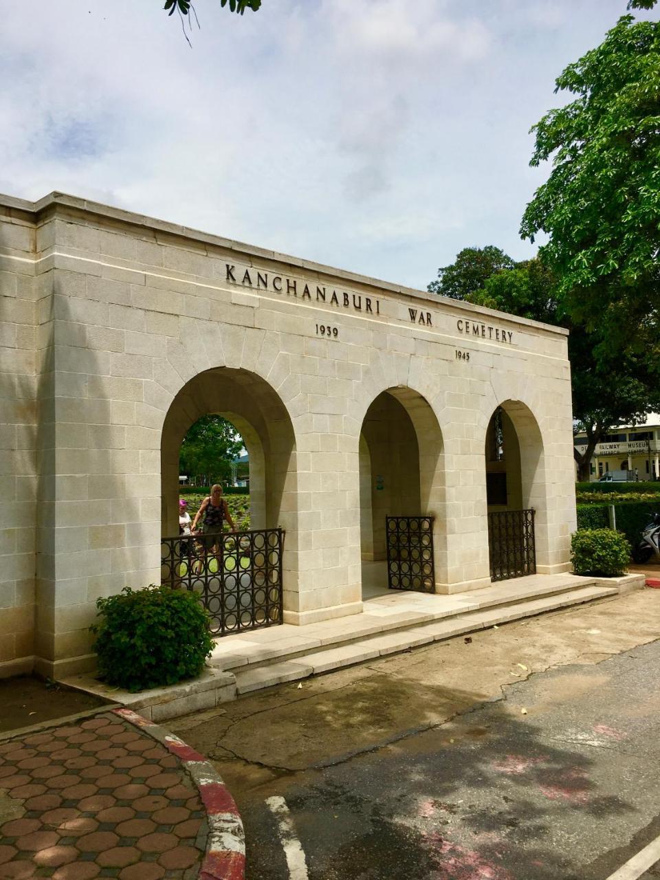 The Nine Guest House Kanchanaburi City Exterior photo